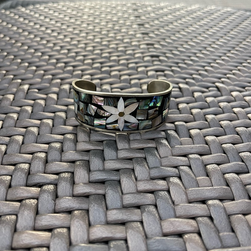 VINTAGE FLOWER CUFF BRACELET - Picture 2 of 3